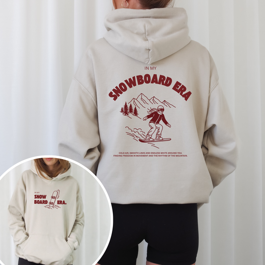 Minimalistischer Backprint mit Schriftzug „In my snowboard era“ – modernes Snowboard Plotterdesign für Winter-Hoodies. Dezenter Frontprint „In my snowboard era“ – minimalistische Snowboard Plotterdatei für Shirts & Sweater