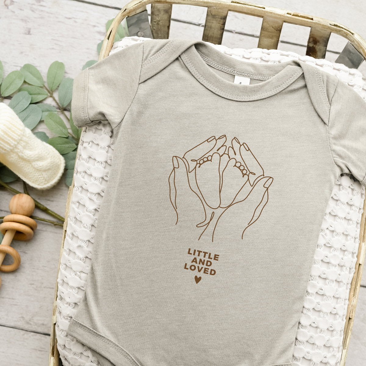 Digitale Plotterdatei „Little and Loved“ – Line Art Design mit den Händen der Mutter, die die Füße ihres Babys halten. Perfekt für Geburtsgeschenke und personalisierte Babyartikel.