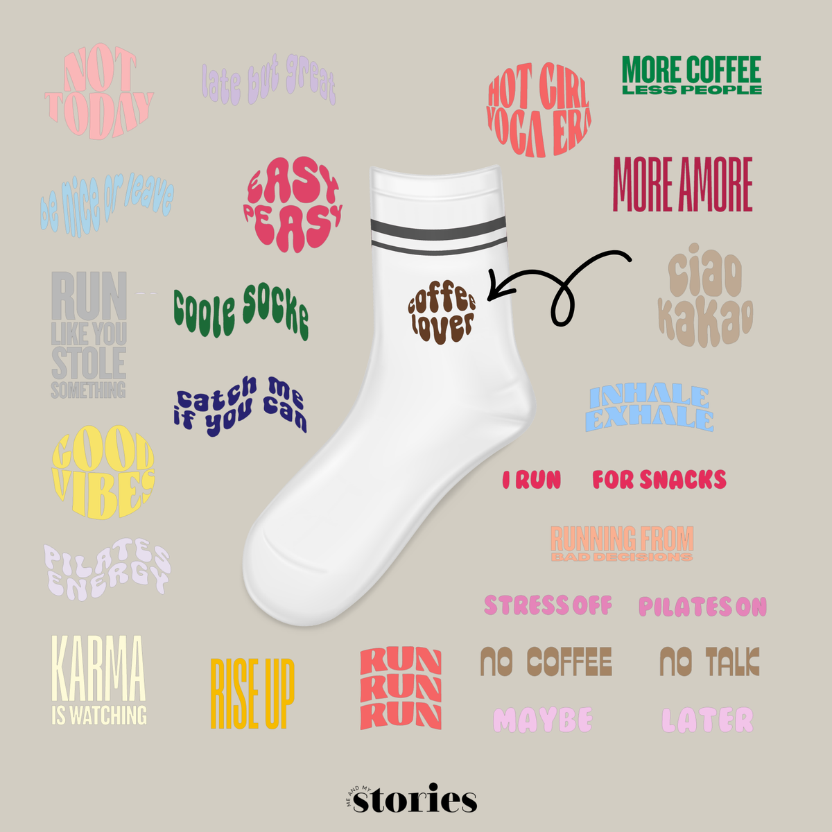 Set aus 23 kleinen Socken Sprüchen als Plotterdatei, minimalistische schwarze Schriftzüge für DIY Statement Socken, geeignet zum klein Plotten (3–4 cm), inkl. SVG DXF PNG Dateien für Cricut und Silhouette, dargestellt auf weißer Socke