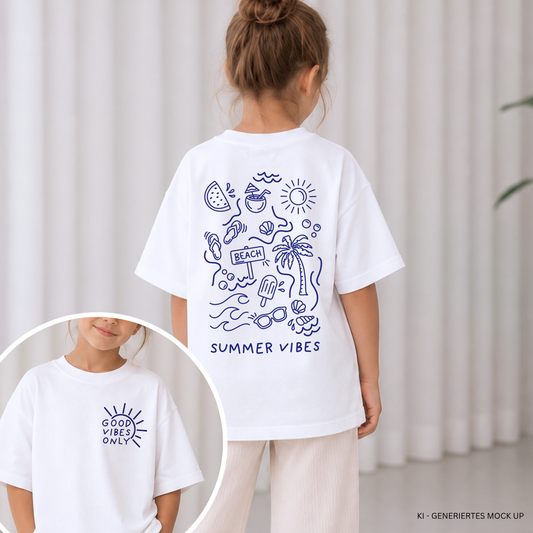 Digitale Plotterdatei „Summer Vibes“ – Ein Design mit fröhlichen Symbolen wie Palme, Flip-Flops und Wassermelone, kombiniert mit den Schriftzügen „Pool Vibes Only“ und „Good Vibes Only“. Ideal für Familien- und Partner-Outfits.