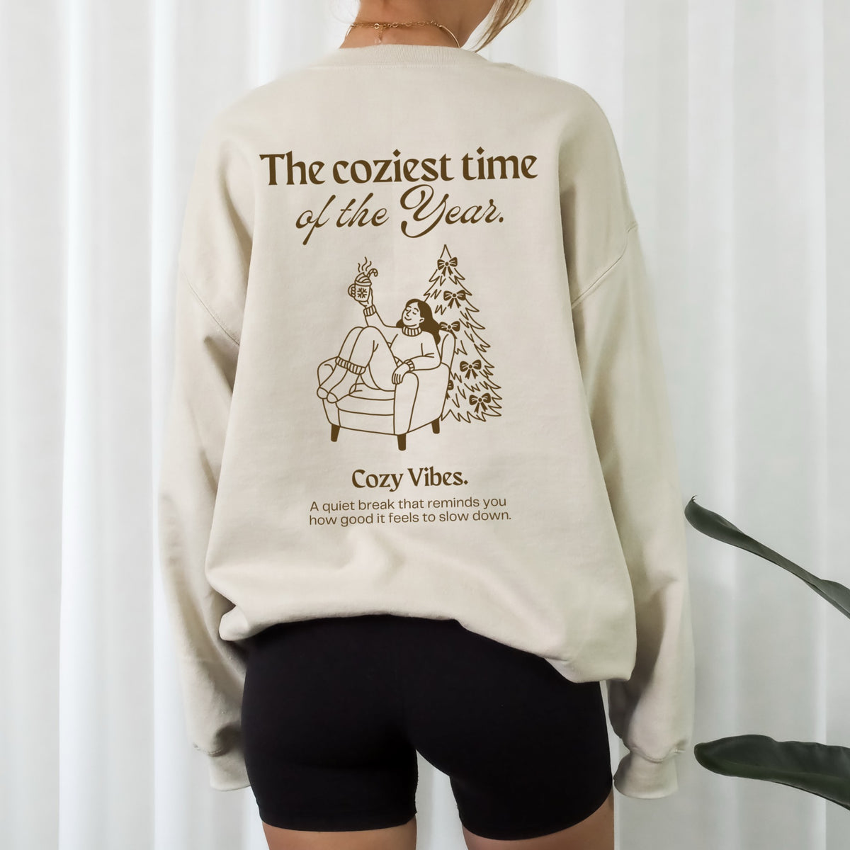 Weihnachtliche Plotterdatei The coziest time of the Year – Line Art Frau im Sessel mit Tanne und Tasse. Perfekt für Christmas Sweater & winterliche DIY-Projekte.