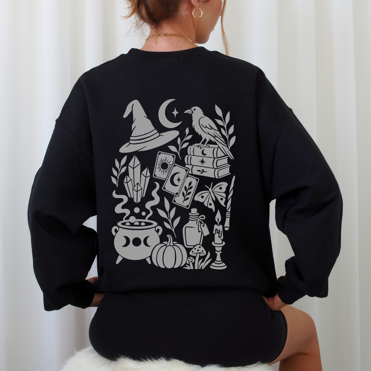 Witchy and Magical Plotterdatei mit mystischen Symbolen wie Hexenhut, Rabe, Mond, Tarotkarten, Kristallen, Zauberbüchern, Kürbis und Hexenkessel. Magisches SVG-Design für Sweater, Hoodies und Halloween DIY-Projekte.