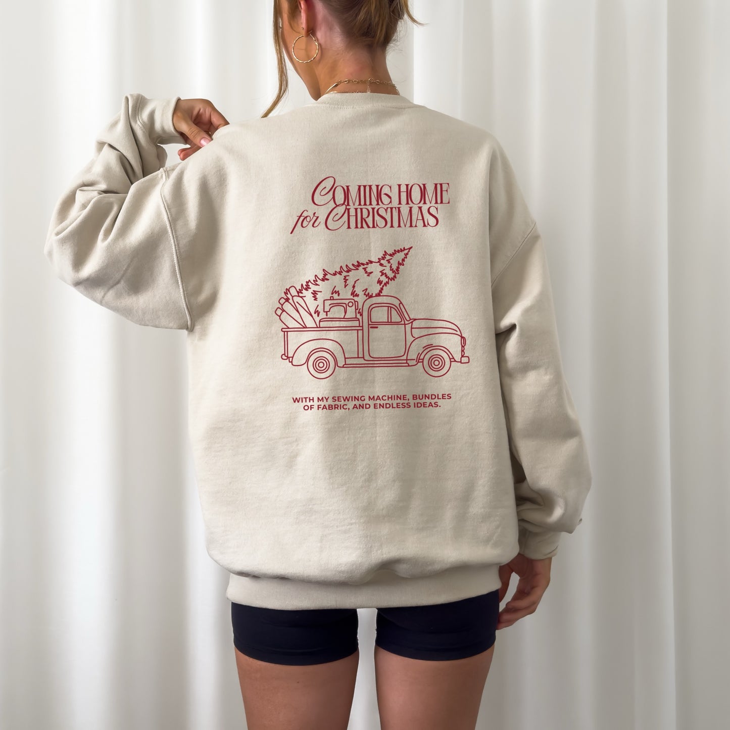 Weihnachtliche Plotterdatei Coming Home for Christmas – Truck mit Nähmaschine und Stoffrollen im Line Art Stil. Perfekt für weihnachtliche Sweater, Hoodies & DIY-Projekte für Nähliebhaber.“