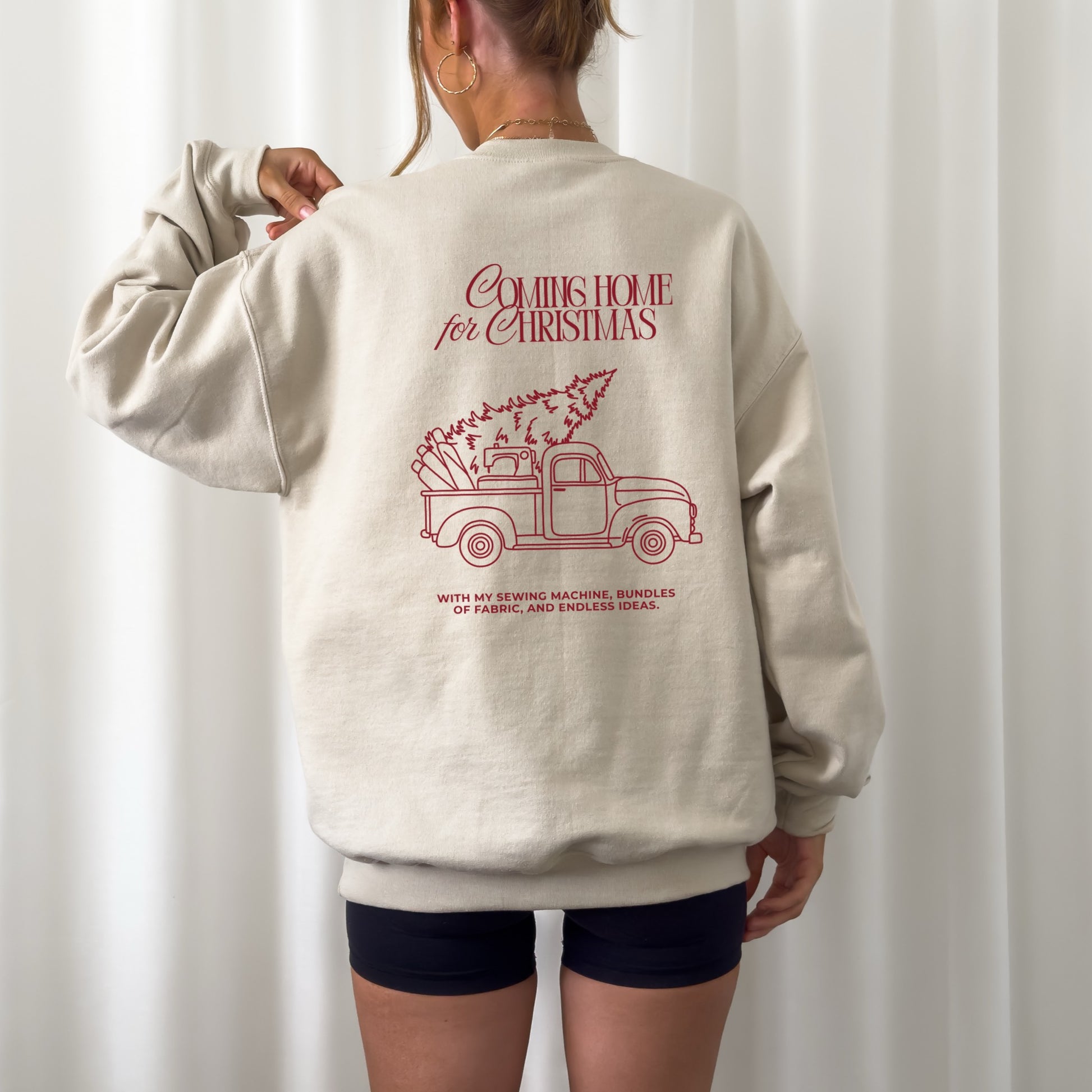 Weihnachtliche Plotterdatei Coming Home for Christmas – Truck mit Nähmaschine und Stoffrollen im Line Art Stil. Perfekt für weihnachtliche Sweater, Hoodies & DIY-Projekte für Nähliebhaber.“