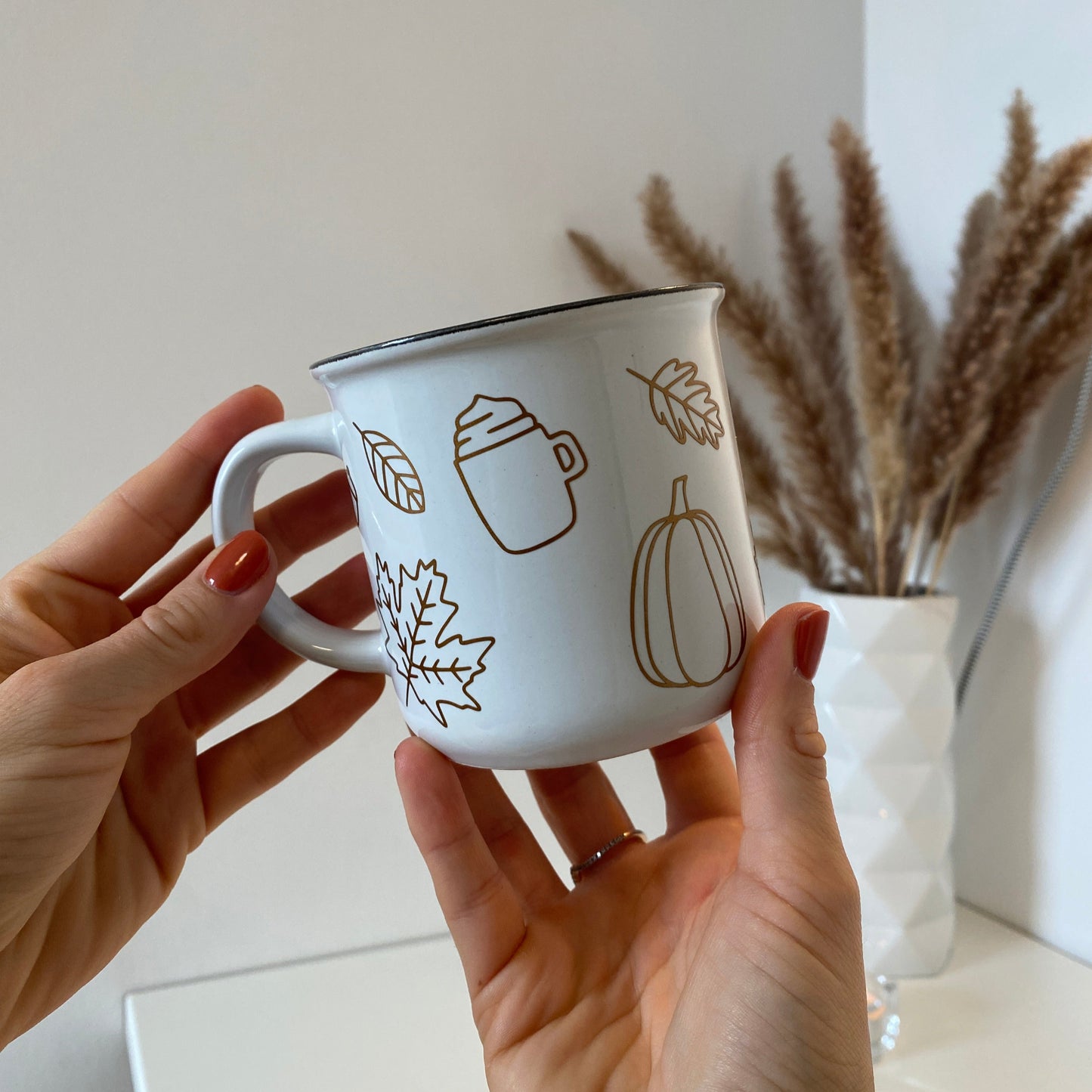 „Hello Autumn“ – Herbstliches Design mit Kürbissen, Kaffee und Blättern. Ideal für DIY-Tassen, Kerzen und Stickrahmen.