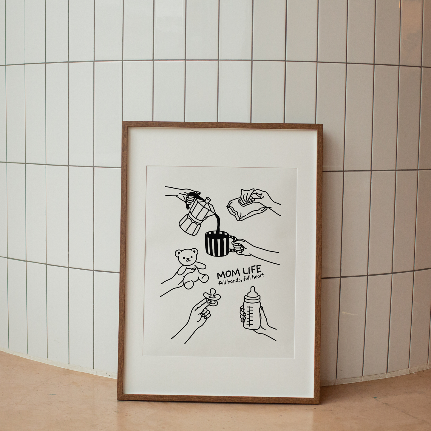 Plotterdatei „Mom Life“ mit Baby Illustrationen wie Fläschchen, Schnuller, Teddybär, Feuchttücher und Kaffeetasse, einfarbig und mehrfarbig plottbar, SVG DXF PNG