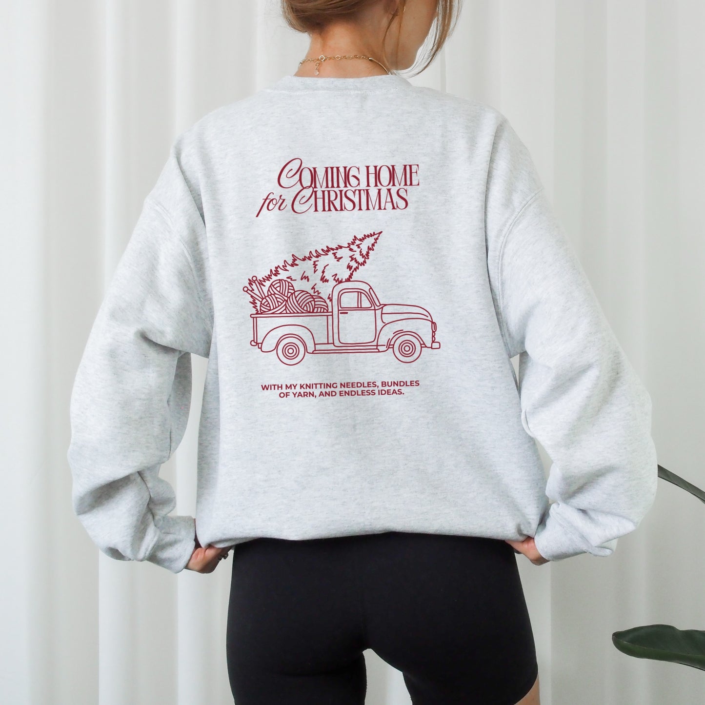 Weihnachtliche Plotterdatei Coming Home for Christmas – Truck mit Wollknäueln und Stricknadeln im Line Art Stil. Perfekt für Christmas Sweater & DIY-Projekte für Strickfans.“