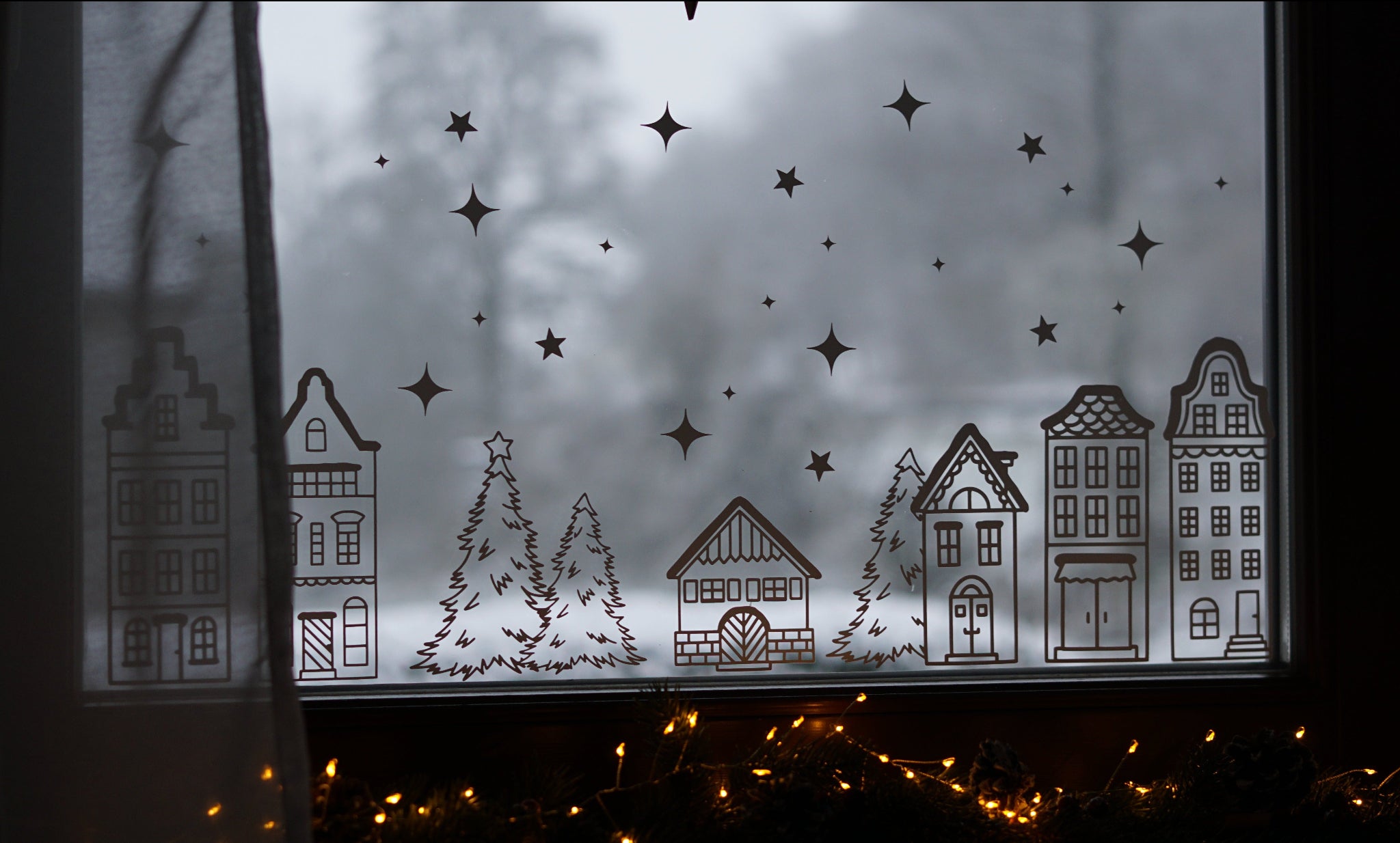 Plotterdatei SVG Winterlandschaft – skandinavische Häuserreihe mit Tannen & Sternen im Line Art Stil. Perfekt als Fensterbild Weihnachten oder Winterdeko, inklusive PDF-Vorlage zum Nachzeichnen.