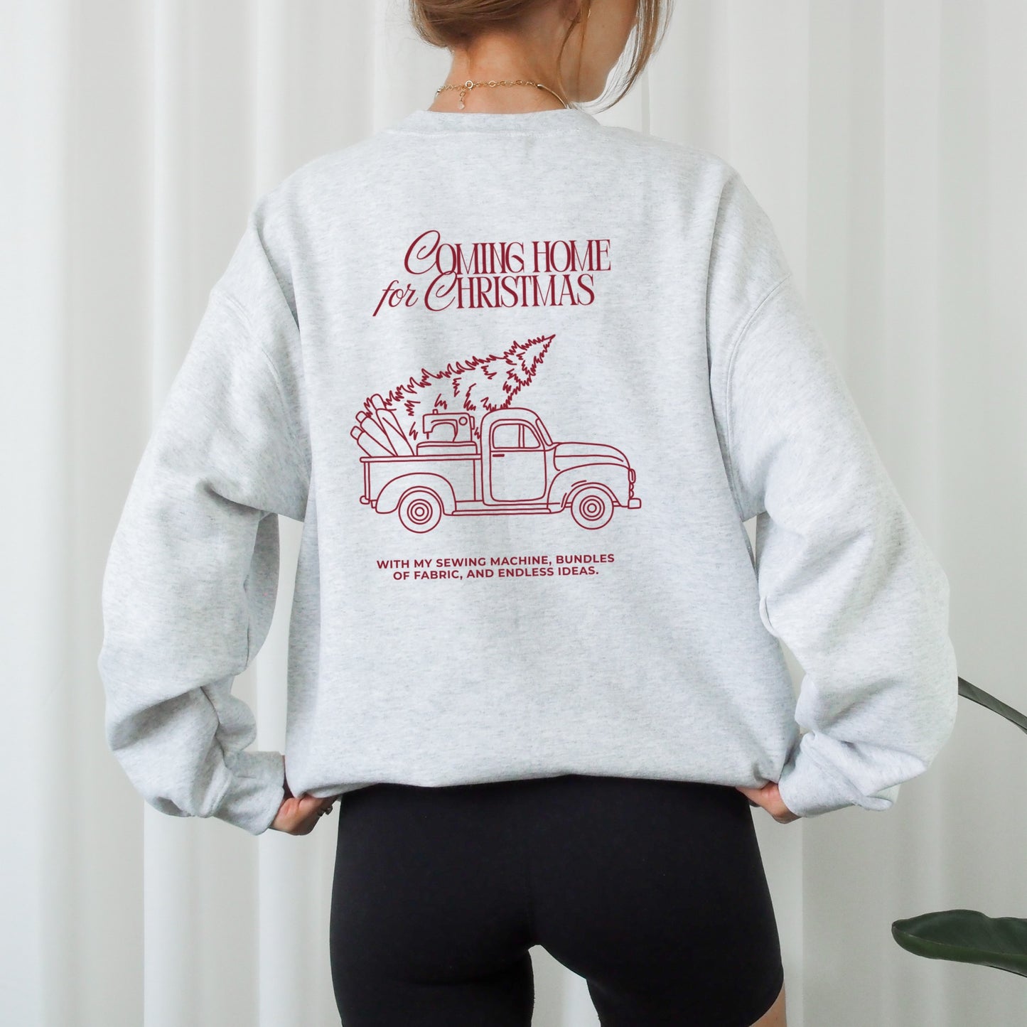 Weihnachtliche Plotterdatei Coming Home for Christmas – Truck mit Nähmaschine und Stoffrollen im Line Art Stil. Perfekt für weihnachtliche Sweater, Hoodies & DIY-Projekte für Nähliebhaber.“