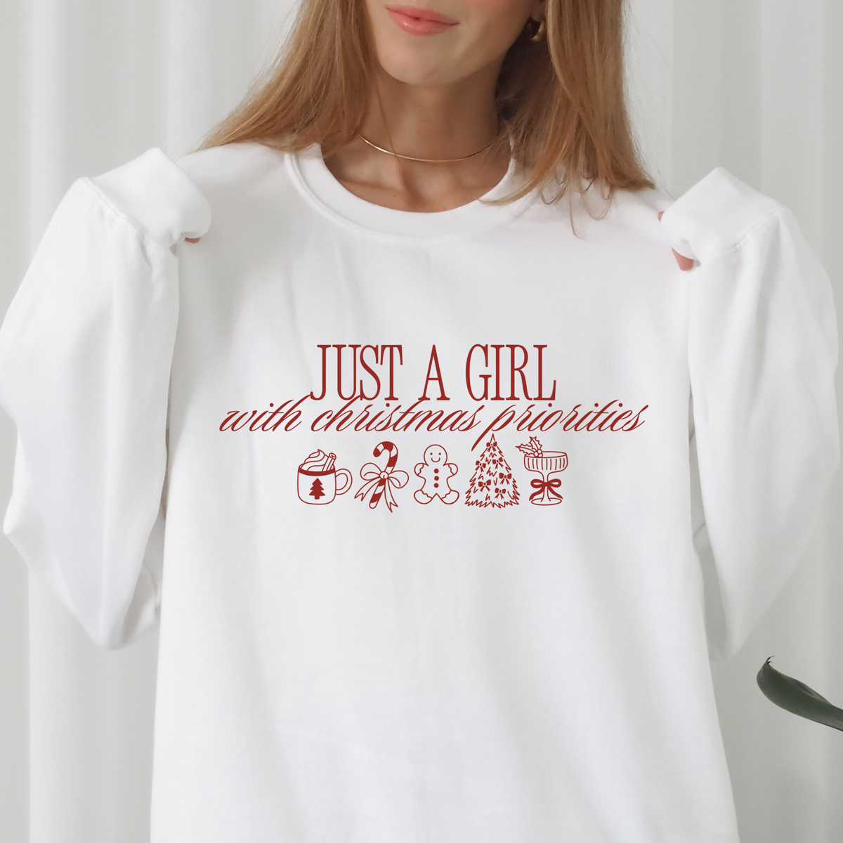 Weihnachts Plotterdatei Just a Girl with Christmas Priorities mit Schriftzug, Kakao, Zuckerstange, Lebkuchenmann, Weihnachtsbaum und weihnachtlichem Getränk.