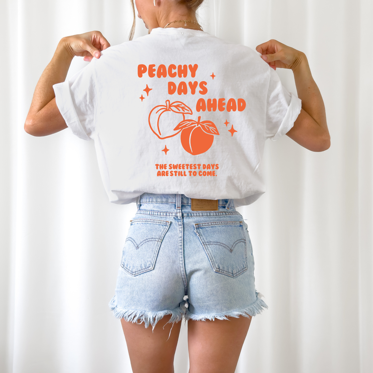Plotterdatei „Peachy Days“ mit Pfirsichen, Retro-Schriftzug, Sternen und sommerlichem Statement als Backprint, SVG DXF PNG