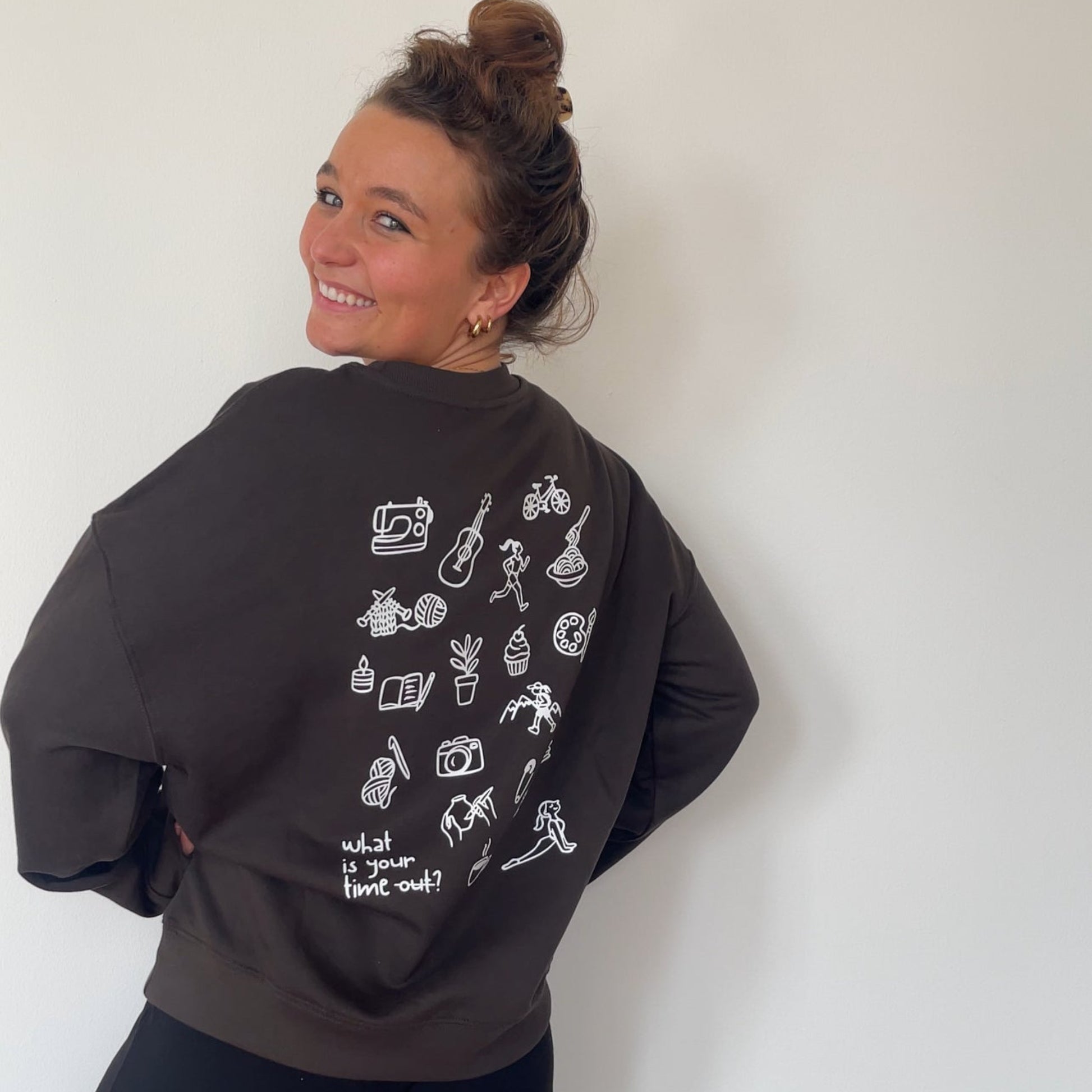 Plotterdatei „Break“ mit dem Spruch „what is your time out?“ und vielen kleinen Symbolen für verschiedene Hobbys wie Stricken, Nähen, Backen, Radfahren, Kochen und Laufen. Minimalistisches Line-Art-Design, entstanden in Kooperation mit Sandrina von @sunnio.sewingstorys. Ideal für Shirts, Taschen und kreative DIY-Projekte.