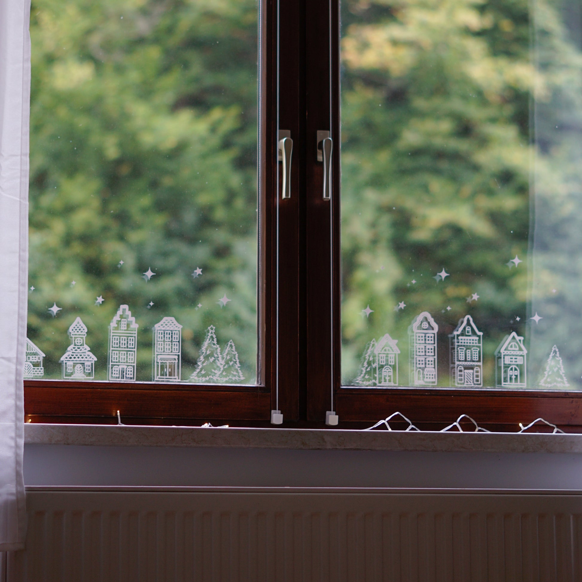 Fenstersticker Winterlandschaft 72 cm – Weihnachtsdeko Fensterbild mit Häusern, Tannen & Sternen. Skandinavische Winter Fensterdeko Weihnachten.