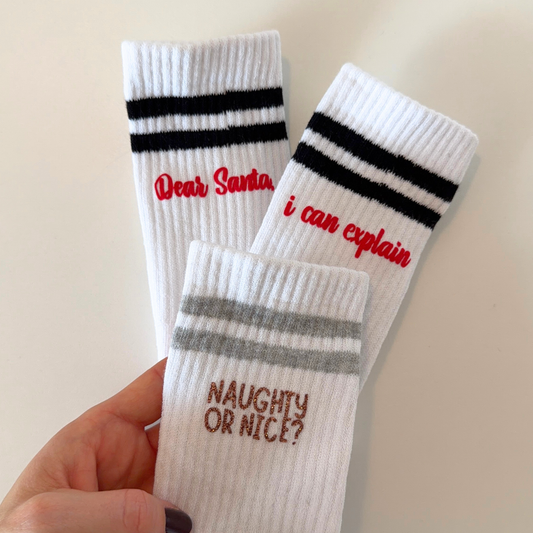 12 weihnachtliche Mini-Sprüche als SVG Plotterdatei mit Ho Ho Ho, Santa Baby, Naughty or Nice und weiteren lustigen Christmas Schriftzügen für Socken und DIY-Projekte.