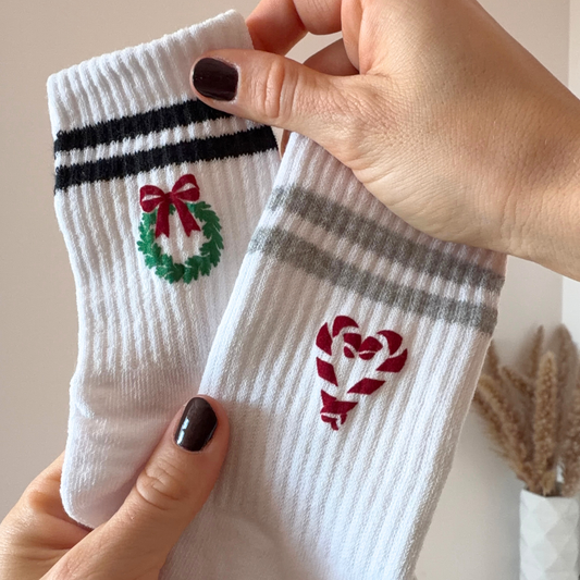20 weihnachtliche Mini-Symbole als SVG Plotterdatei mit Lebkuchenmann, Zuckerstangen, Rentier, Weihnachtsbaum, Schneeflocke und weiteren Weihnachtsmotiven für Socken und DIY-Projekte.