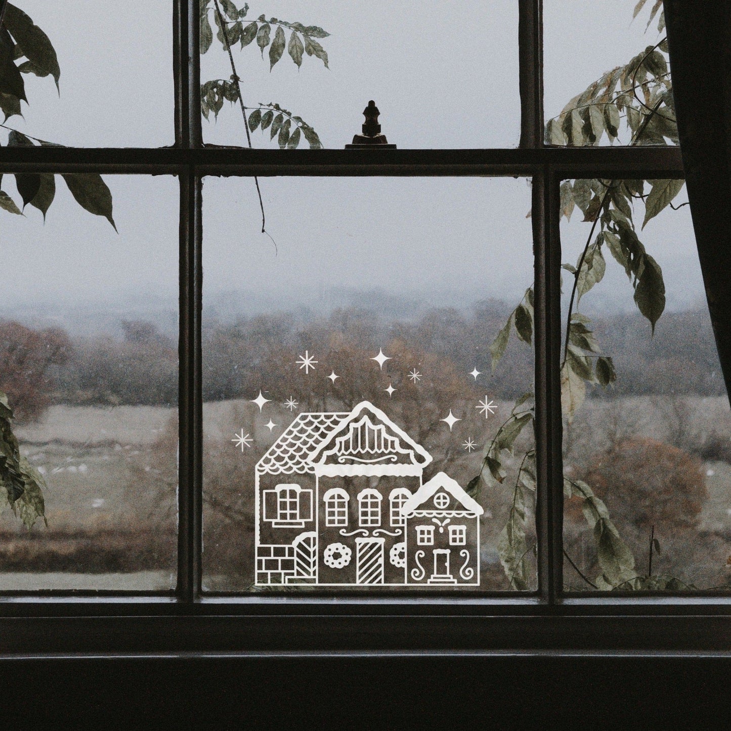 Weihnachtshaus Plotterdatei SVG mit verschneitem Haus und winterlichen Details für Weihnachtsdeko und kreative DIY Projekte