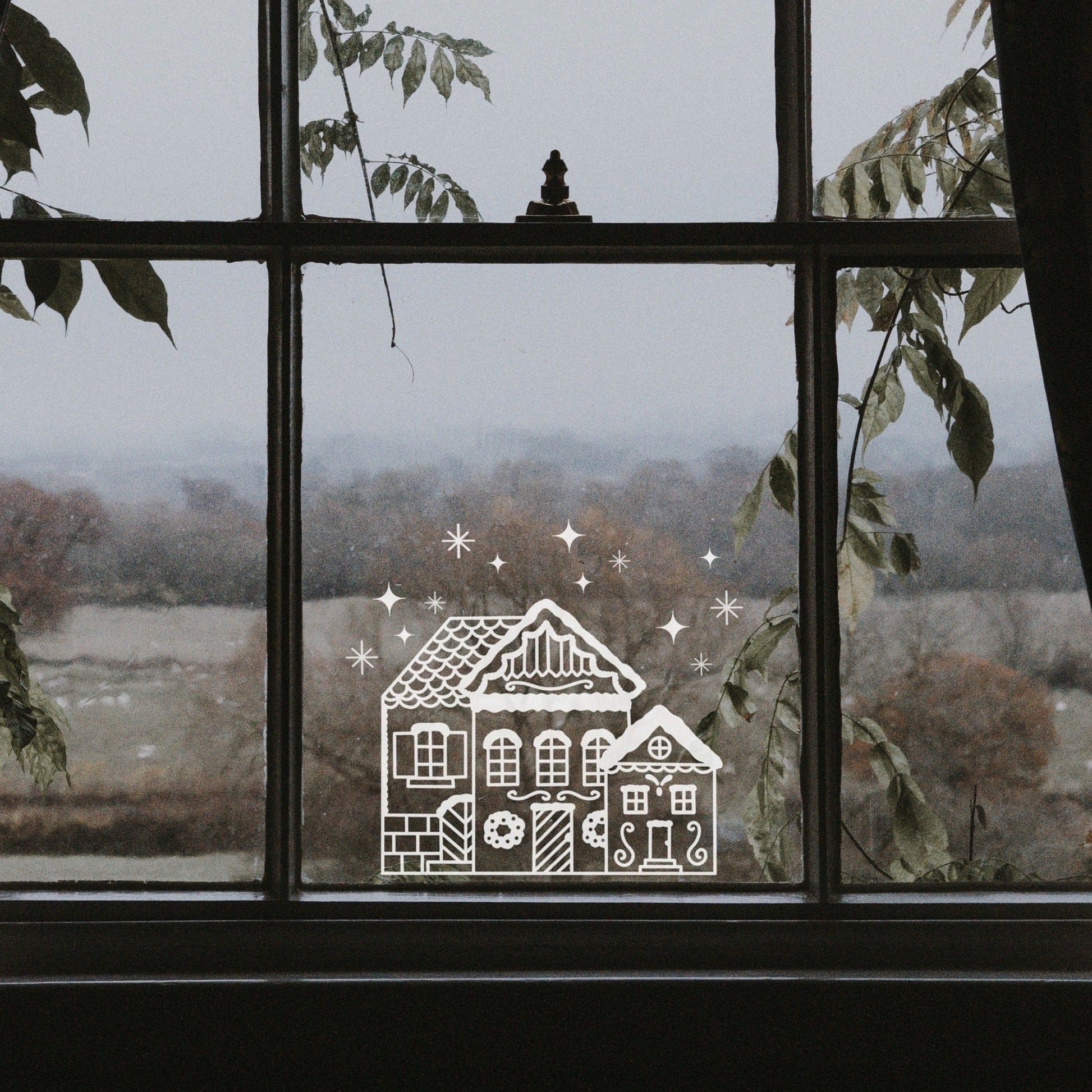 Weihnachtshaus Plotterdatei SVG mit verschneitem Haus und winterlichen Details für Weihnachtsdeko und kreative DIY Projekte