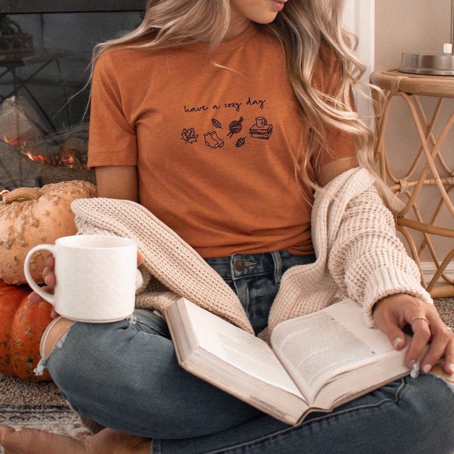 „Have a Cozy Day“ – Herbstliches Design mit geschwungener Schrift und Symbolen wie Blättern, Socken, Büchern und Wolle. Ideal für DIY-Tassen, Kissen und Herbstdeko.