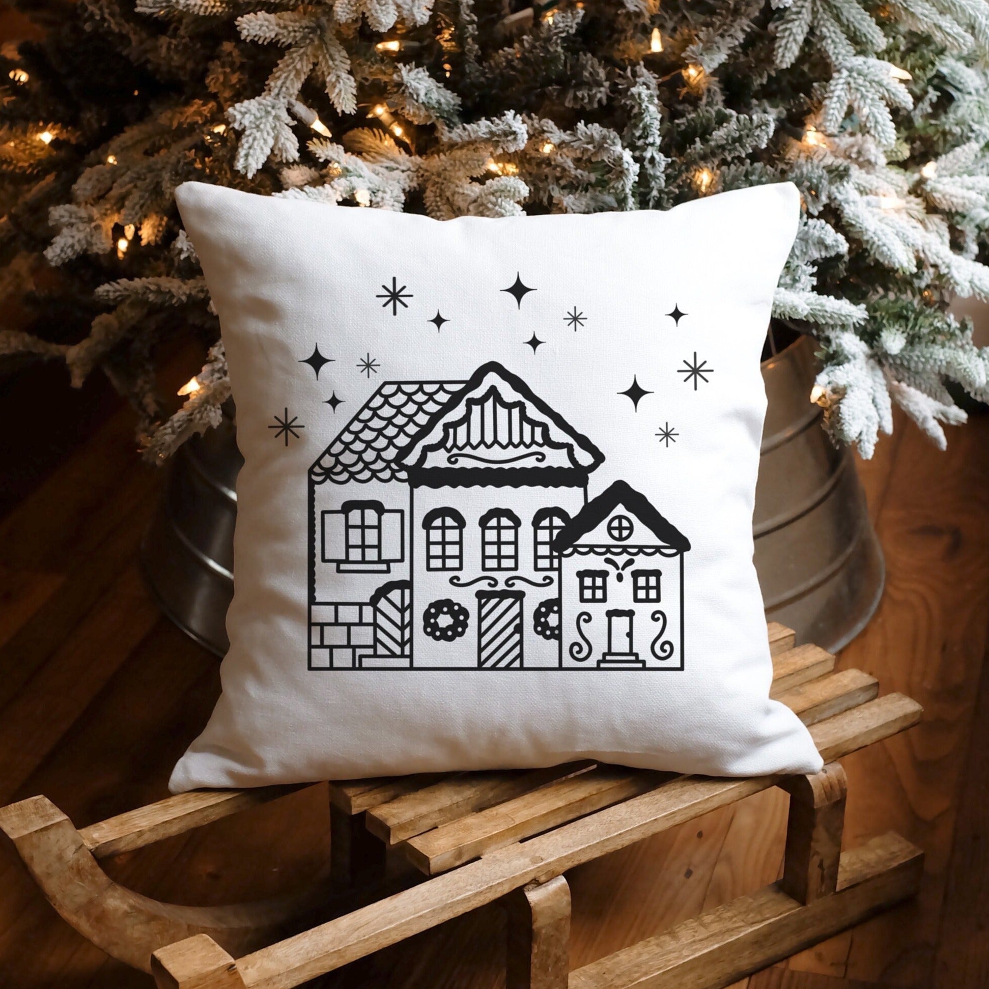Weihnachtshaus Plotterdatei SVG mit verschneitem Haus und winterlichen Details für Weihnachtsdeko und kreative DIY Projekte