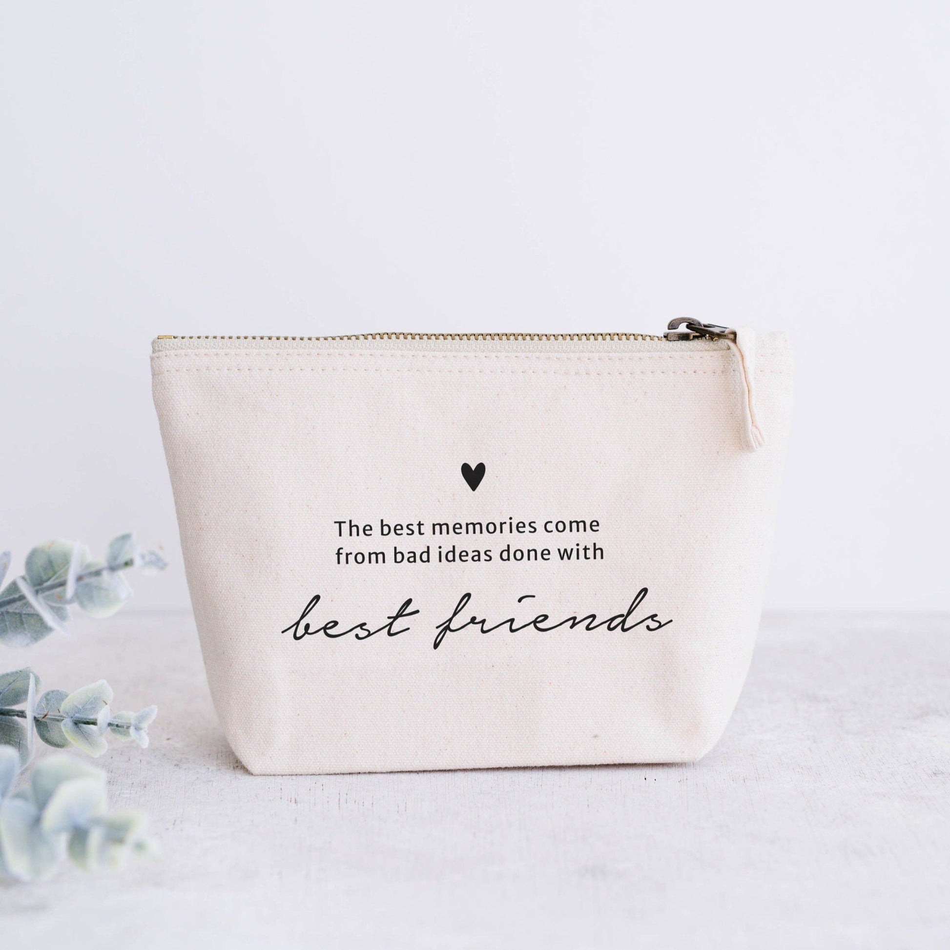 Digitale Plotterdatei „The Best Memories Come From Bad Ideas Done with Best Friends“ – Line Art Design mit zwei Mädels, die sich umarmen. Ideal für Freundschaftsgeschenke und DIY-Projekte für Freundinnen.