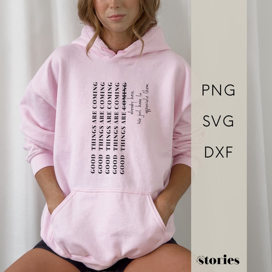 Digitale Plotterdatei mit dem Spruch „Good things are coming“ (durchgestrichen) und dem Zusatz „are already here...“ – achtsames Design für Shirts, Taschen & mehr.